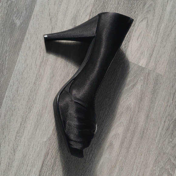 Black satin heels - Picture 2 of 3